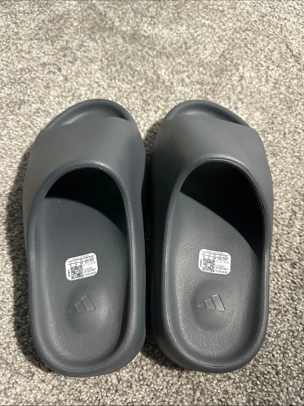 NIB Yeezy Slides - Dark Gray Size 6